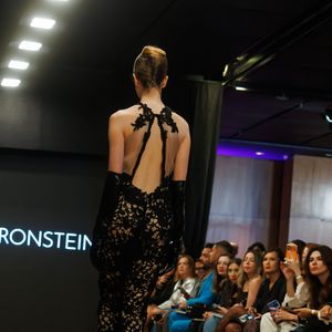 Entre cortes de alfaiataria impecável e detalhes em renda preta, o desfile equilibra estrutura e sensualidade em produções marcantes