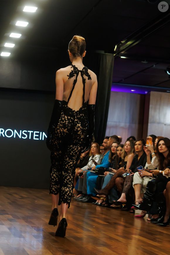 Entre cortes de alfaiataria impecável e detalhes em renda preta, o desfile equilibra estrutura e sensualidade em produções marcantes