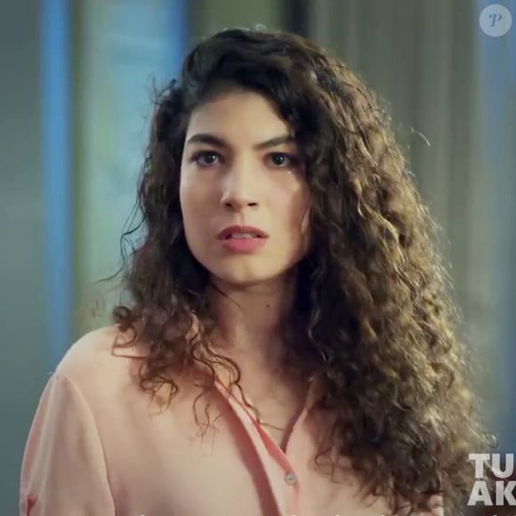 Alize Gördüm dá vida a Gamze Güneş a irmã de Zeynep que tenta manter a harmonia familiar enquanto a vida da professora está um caos