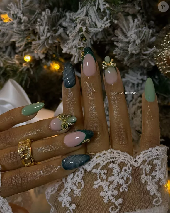 Laços dourados e pedras preciosas transformam instantaneamente este conjunto em um momento memorável