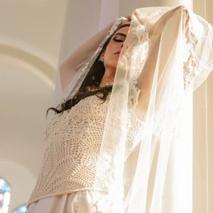 Inspirado na força do Cerrado, vestido artesanal de Isadora Cruz reforça tendência 'grandmacore' na moda atual