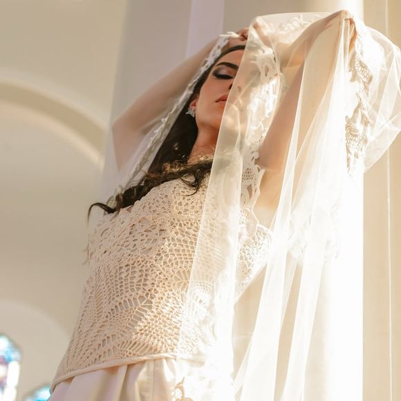 Inspirado na força do Cerrado, vestido artesanal de Isadora Cruz reforça tendência 'grandmacore' na moda atual