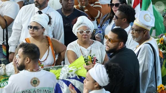 Babi Cruz foi amparada durante sepultamento de Arlindo Cruz, neste domingo, 10 de agosto, no RJ