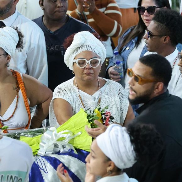 Babi Cruz foi amparada durante sepultamento de Arlindo Cruz, neste domingo, 10 de agosto, no RJ