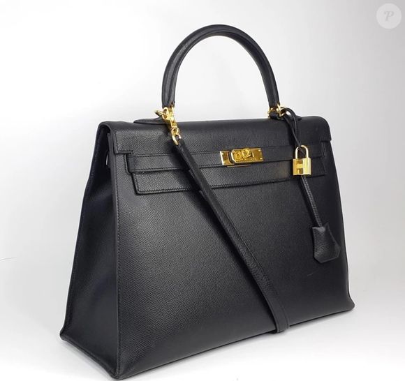 Hermès Kelly preta é simples, com alça curta e comprida, além de um cadeado de acessório