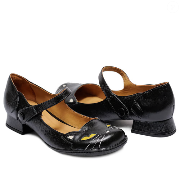 Disponível por R$ 359,90 no site da marca, a Sapatilha Feminina Boneca Retrô Bombay Cat Preto Salto Baixo prova que até quem diz não gostar de gatos pode se render ao estilo