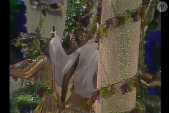 Enoli Lara, destaque da União da Ilha, atravessou a Avenida completamente nua, usando apenas botas, no carro "Roma Pagã" em 1989