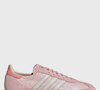 Os sneakers da Adidas surgem como alternativa moderna para atualizar produções básicas do dia a dia