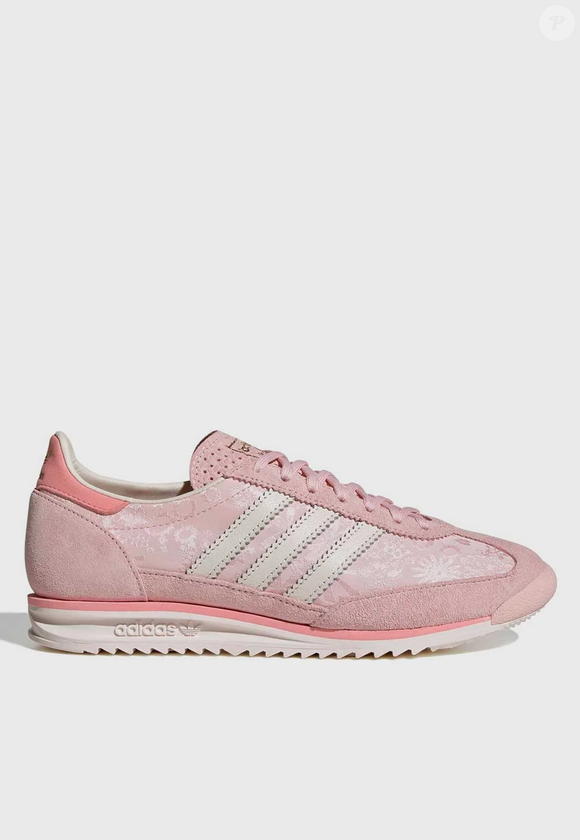 Os sneakers da Adidas surgem como alternativa moderna para atualizar produções básicas do dia a dia