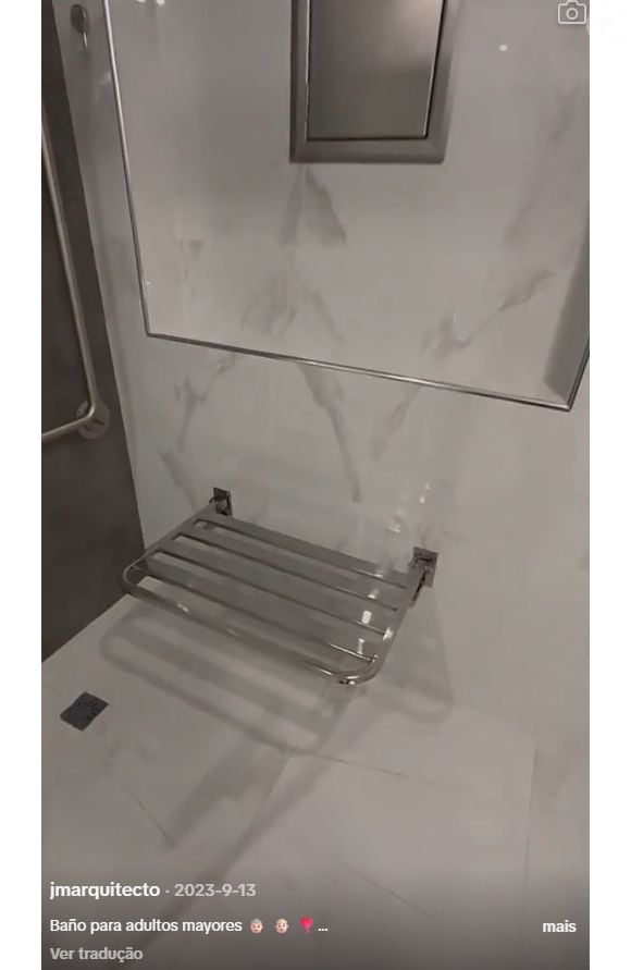 O arquiteto José María Medina também acrescentou um assento rebatível no box do banheiro para que a pessoa possa se sentar durante o banho, se necessário