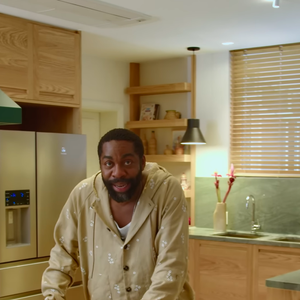 Em formato de ilha, cozinha foi planejada para permitir a integração entre Lázaro e sua família e amigos enquanto cozinha