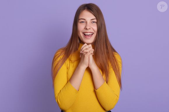 A gratidão vai muito além da boa educação. Segundo a psicologia, pessoas que agradecem com frequência tendem a ser mais felizes, empáticas e satisfeitas com a vida. Estudos mostram que o hábito ativa áreas do cérebro ligadas ao bem-estar e fortalece relações sociais