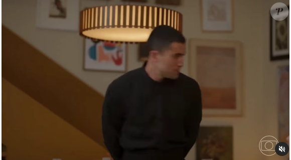 Ricardo Vianna como o garçom que é seduzido por Odete Roitman (Debora Bloch) em Vale Tudo