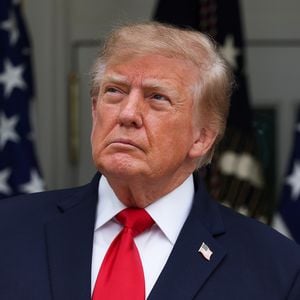 Um relatório divulgado por congressistas democratas dos Estados Unidos aponta uma grave acusação contra Donald Trump: o presidente norte-americano teria estuprado Beatrice Keul, ex-Miss Suíça, em 1993. Segundo o documento, obtido pela revista People e divulgado pela Revista Monet, a modelo teria descrito a suposta agressão como 'brutal'