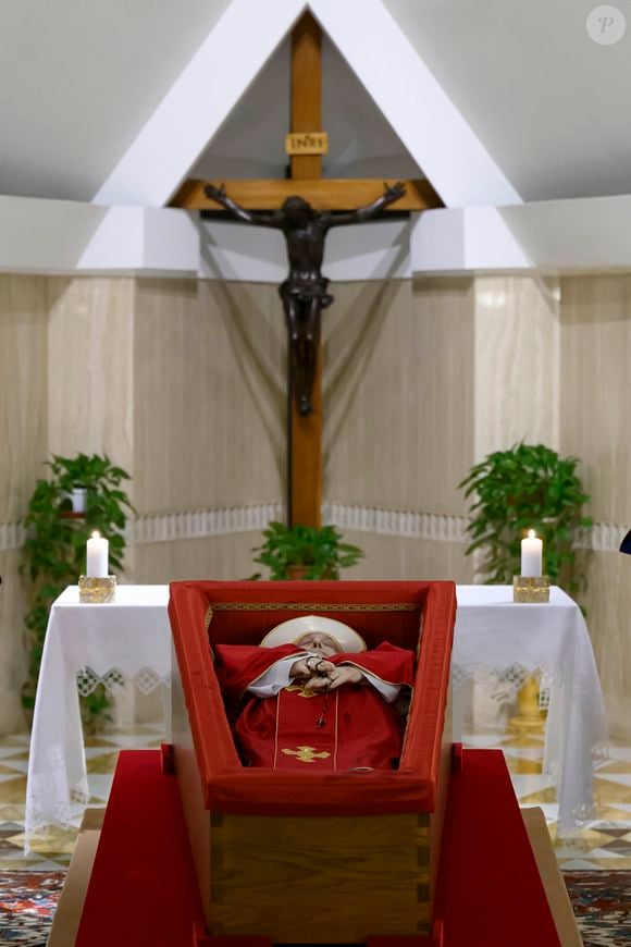 Fotos do corpo de Papa Francisco dentro de caixão foram divulgadas na noite desta segunda-feira (21) pelo Vaticano