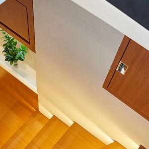 Cabine da Schaefer 660 aposta em conforto, com estofados sofisticados e layout funcional para pernoite