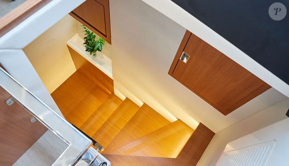 Cabine da Schaefer 660 aposta em conforto, com estofados sofisticados e layout funcional para pernoite