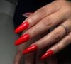 Unhas com esmalte vermelho e manicure italiana