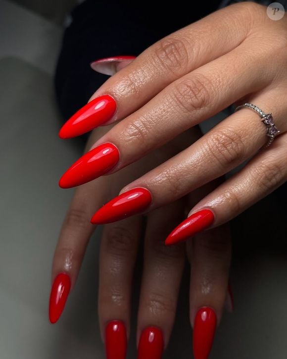 Unhas com esmalte vermelho e manicure italiana