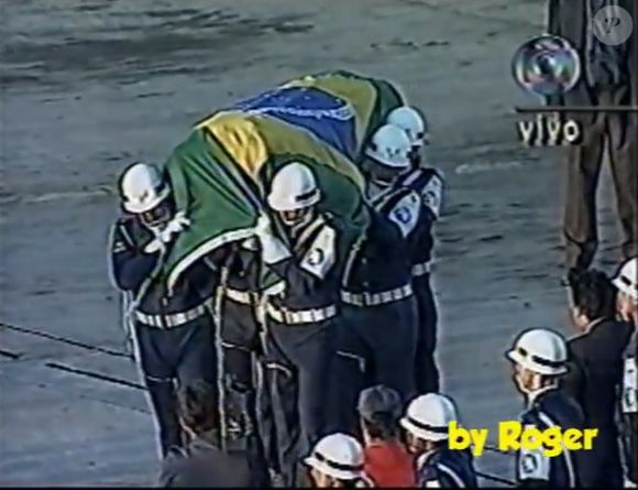 Corpo de Ayrton Senna chegou ao Brasil na manhã de 4 de maio de 1994 e TVs transmitiram o início das homenagens ao piloto