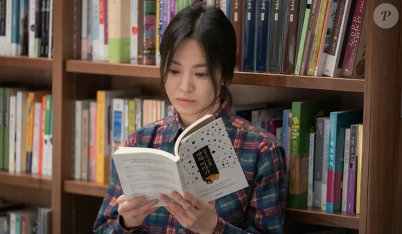 A atriz principal de 'A Lição', Song Hye Kyo, que interpretou Moon Dong-eun, a protagonista do k-drama, enviou uma coroa de condolências para o funeral.
