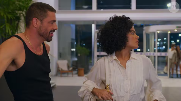 Maria de Fátima (Bella Campos) e César (Cauã Reymond) foram flagrados por Sardinha (Lucas Leto) em 'Vale Tudo'