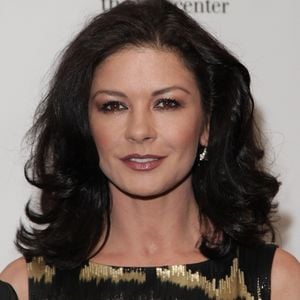 Catherine Zeta-Jones costuma investir em cabelo na cor castanho escuro e ondas naturais