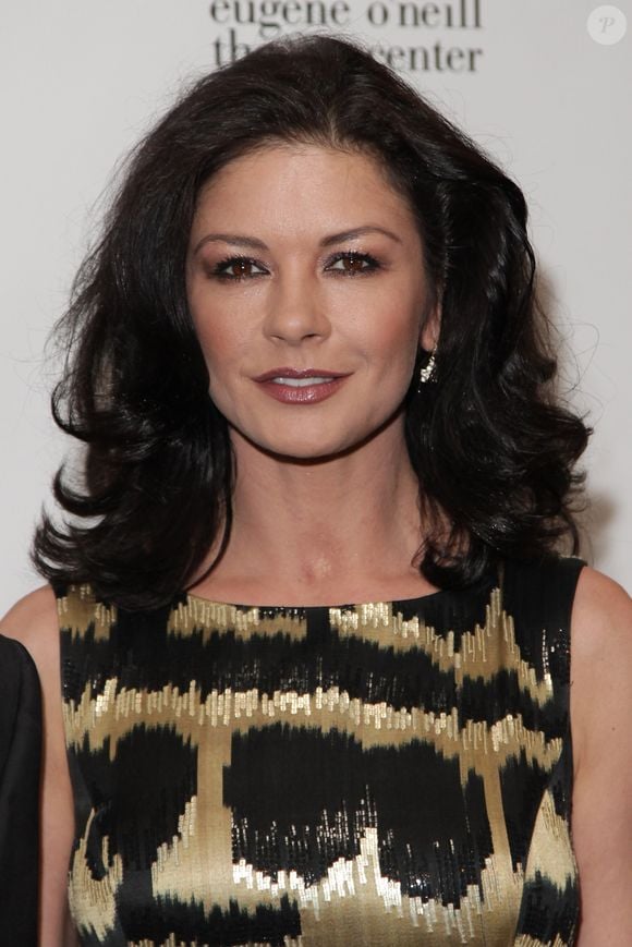 Catherine Zeta-Jones costuma investir em cabelo na cor castanho escuro e ondas naturais