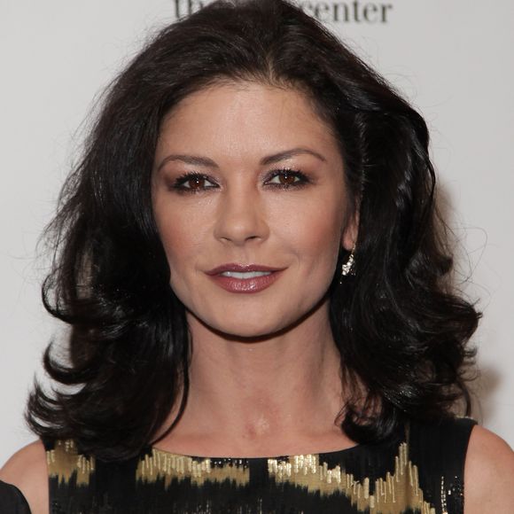 Catherine Zeta-Jones costuma investir em cabelo na cor castanho escuro e ondas naturais