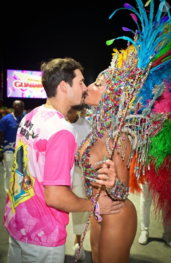 Sabrina Sato ganhou beijo apaixonado do marido, Nicolas Prattes, durante o carnaval 2026
