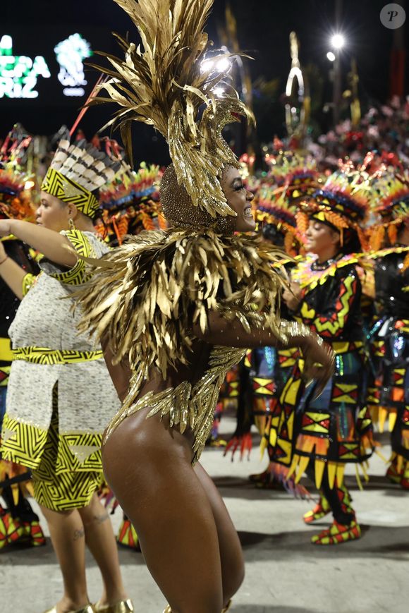 Carnaval do RJ: a fantasia de Érika Januza como rainha de bateria da Viradouro tinha efeito de fumaça