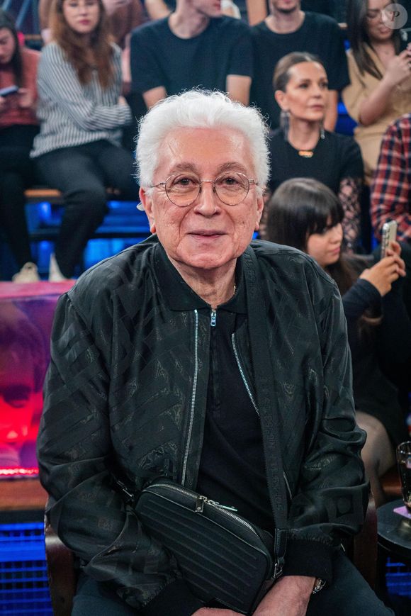 O retorno com 'Três Graças', agora em contrato por obra, mostrou que ainda havia fôlego criativo. Aguinaldo Silva não veio sozinho, como de costume, desta vez trouxe com ele mais dois 'Silva': Virgílio Silva e Zé Dassilva.