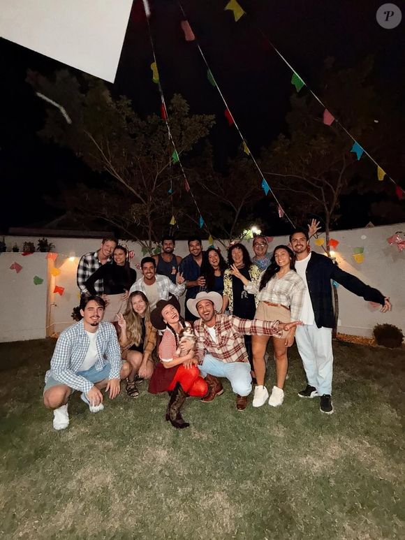 Teve até uma quadrilha no quintal da casa de Larissa Manoela e André Luiz Frambach