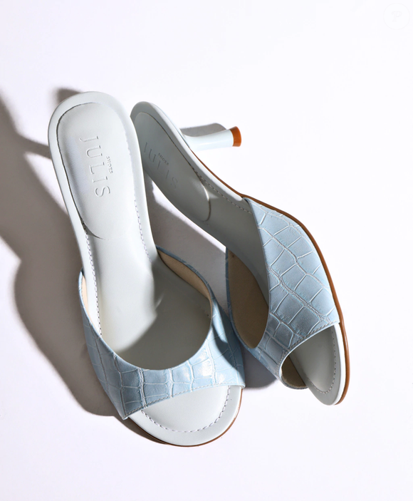 Com visual delicado e referência vintage, o tamanco Julis combina acabamento croco, azul claro e palmilha com espuma extra para uma proposta que une estilo e conforto