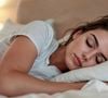 A preferência por dormir com a porta aberta pode estar ligada a outros fatores. Algumas pessoas se sentem mais confortáveis sabendo que conseguem ouvir o que acontece do lado de fora ou que existe uma passagem livre entre os ambientes.