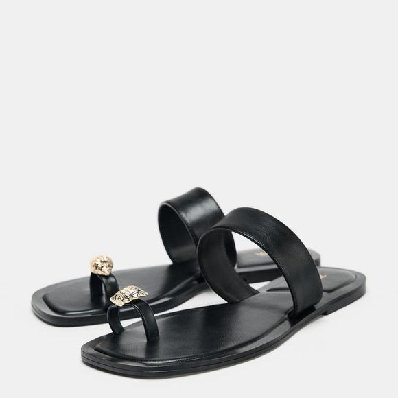 Nova aposta da Zara! Sandália rasteira de R$ 249 surpreende com design que foge do óbvio e aposta em tira que sustenta o peito do pé e o dedão, em uma estética boho sofisticada com detalhe de concha metálica
