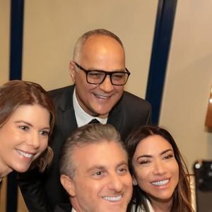 Luciano Huck e as filhas de Silvio Santos, Daniela Beyruti e Patricia Abravanel, fazem foto com Amauri Soares na Globo