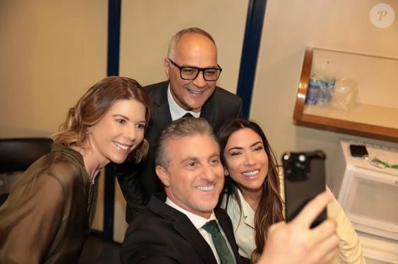 Luciano Huck e as filhas de Silvio Santos, Daniela Beyruti e Patricia Abravanel, fazem foto com Amauri Soares na Globo