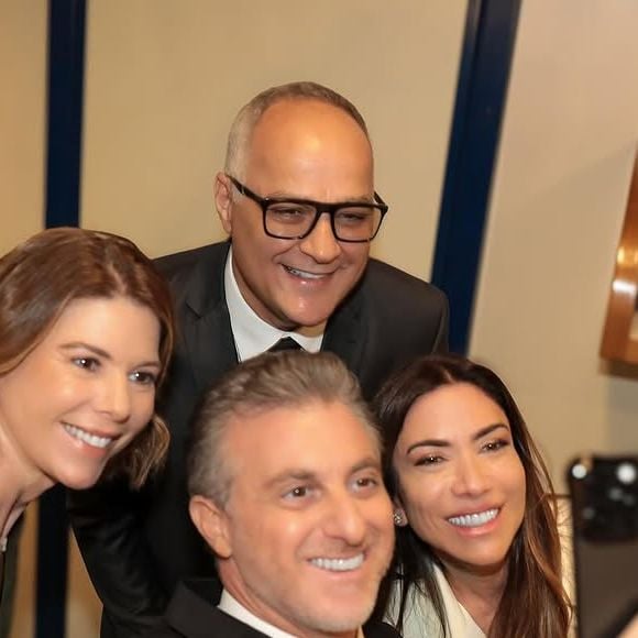 Luciano Huck e as filhas de Silvio Santos, Daniela Beyruti e Patricia Abravanel, fazem foto com Amauri Soares na Globo