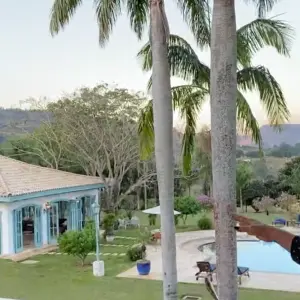 Fazenda de Ana Maria Braga tem uma ampla piscina e é toda decorada em tons de azul e branco