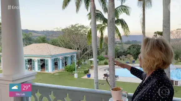 Fazenda de Ana Maria Braga tem uma ampla piscina e é toda decorada em tons de azul e branco
