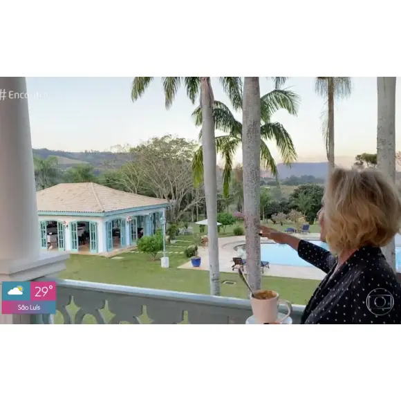 Fazenda de Ana Maria Braga tem uma ampla piscina e é toda decorada em tons de azul e branco