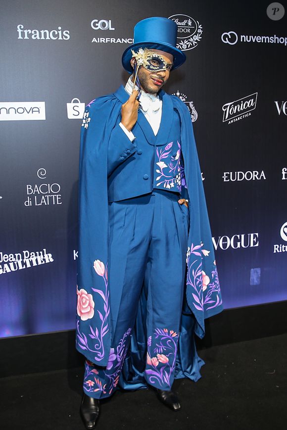 Baile da Vogue 2026: Hugo Gloss encarnou o tema Baile de Máscaras com um look azul