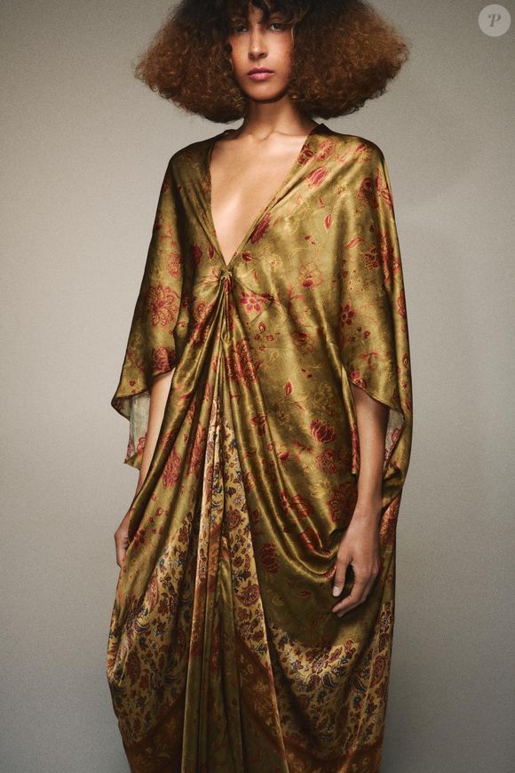 Com estampa artística e movimento leve, o modelo transforma a influência oriental em uma proposta sofisticada e cheia de personalidade. Preço: R$ 1.799
