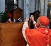 O perfil oficial do Vaticano no Instagram decidiu sanar a curiosidade dos fieis e revelou detalhes do que aconteceu nesta última cerimônia