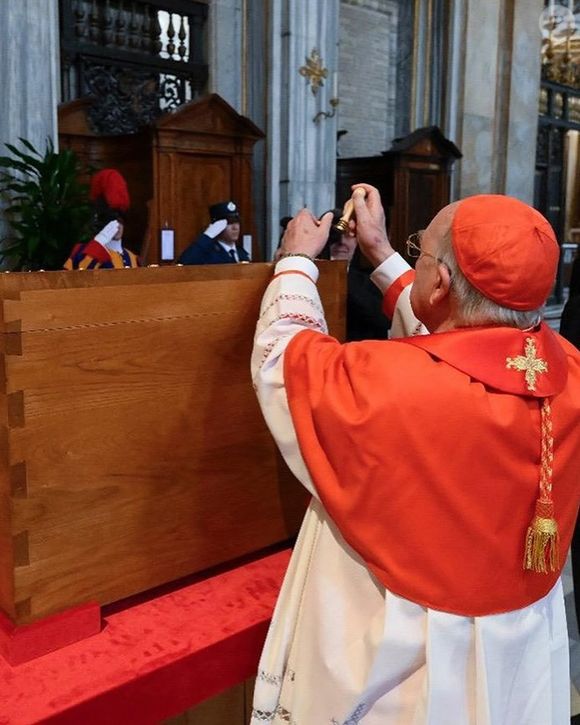 O perfil oficial do Vaticano no Instagram decidiu sanar a curiosidade dos fieis e revelou detalhes do que aconteceu nesta última cerimônia