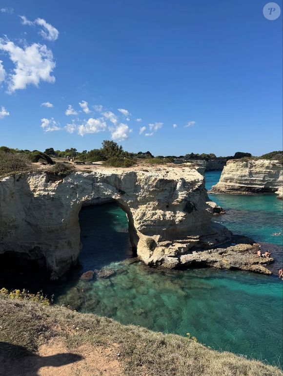 Bruna Marquezine exibe foto de tirar o fôlego de paisagem na Itália