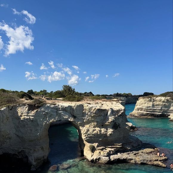 Bruna Marquezine exibe foto de tirar o fôlego de paisagem na Itália
