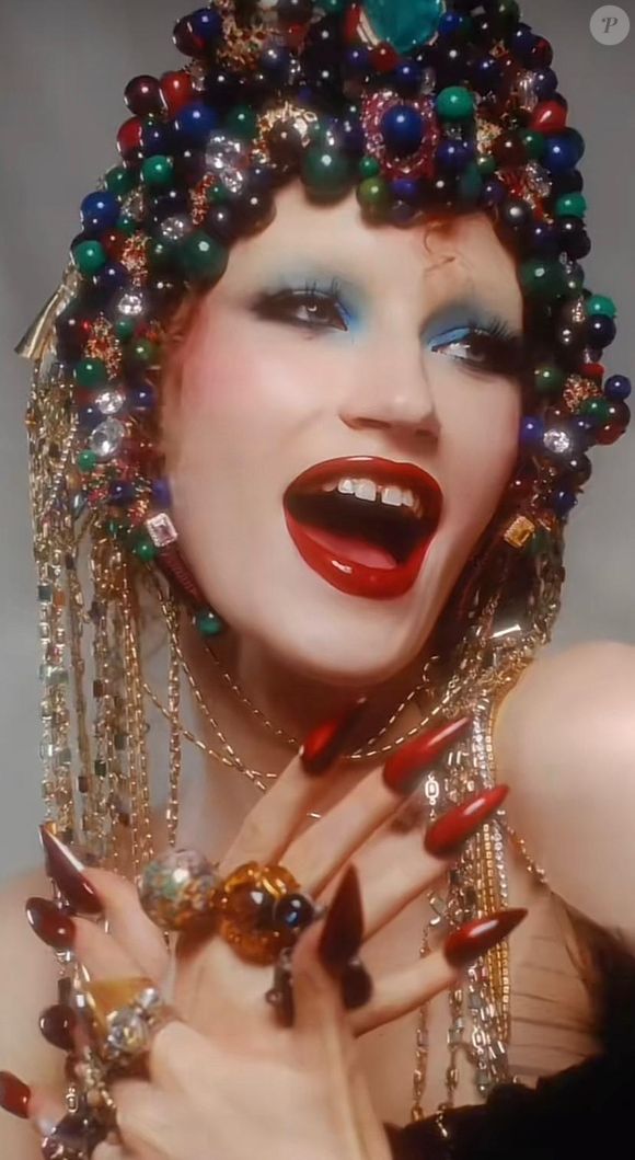 Com um dress code que incentiva o maximalismo, o Baile da Vogue 2025 será um desfile de looks ousados, repletos de referências icônicas da moda e da cultura pop.