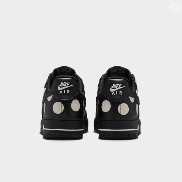 Com o Nike Air Force 1 Polka Dot, a estampa de poá aparece em uma versão moderna e marcante do clássico tênis, que pode ganhar destaque em produções com saias e vestidos